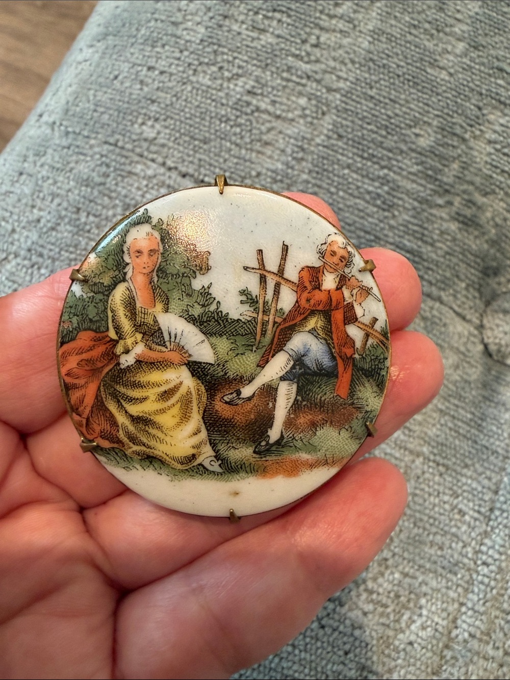 Vintage Large Ceramic Courting Couple Brooch Pin - Picture 4 of 4